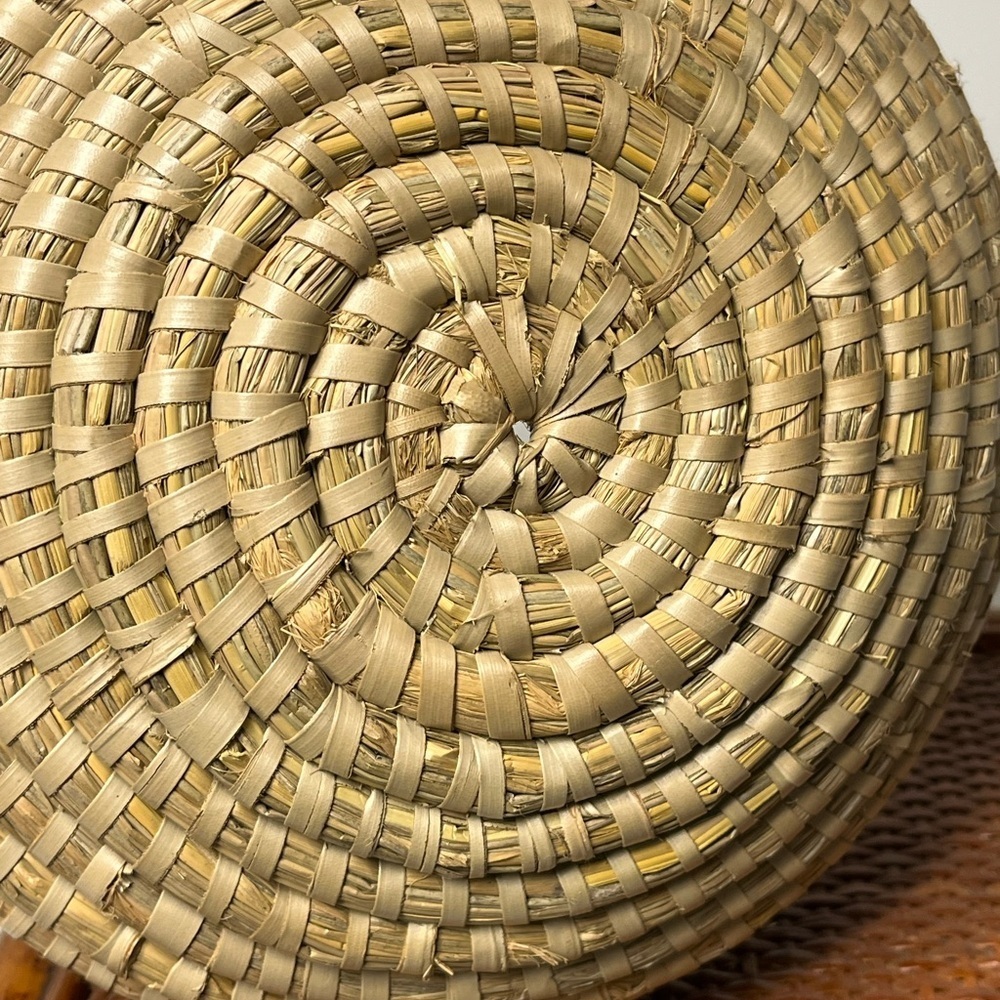 NEW PINE NEEDLE HAND WOVEN BASKET MADE IN GUATAMALA - Picture 3 of 7